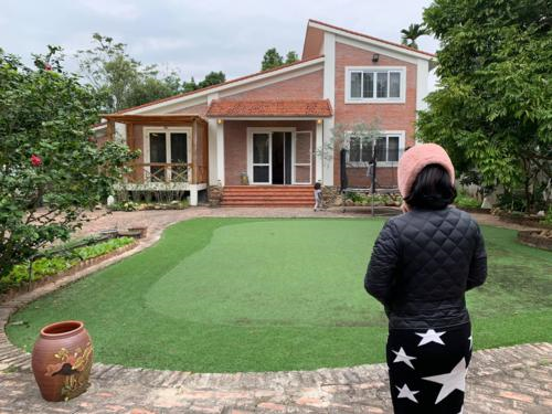 Khoảng sân trước nhà
được trải thảm cỏ nhân tạo để các con vui chơi