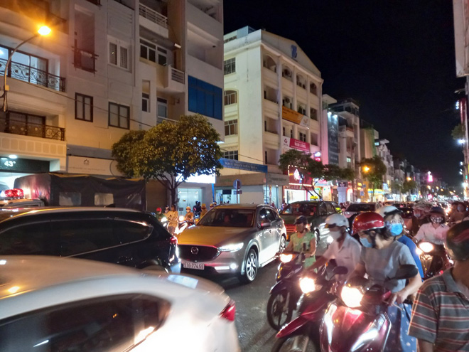 Ảnh hưởng của vụ tai nạn khiến giao thông qua khu vực bị ùn tắc kinh hoàng