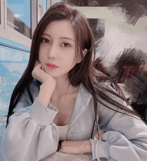 Nữ streamer xinh đẹp bỗng chốc &#34;nổi như cồn&#34; sau loạt ảnh bán hoa dạo trên đường phố - 4