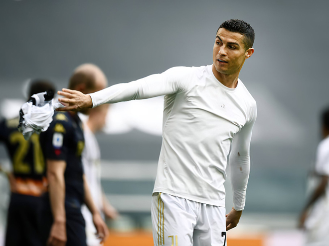 Ronaldo bỏ lỡ khó tin, cởi và ném áo đấu Juventus gây choáng - 3