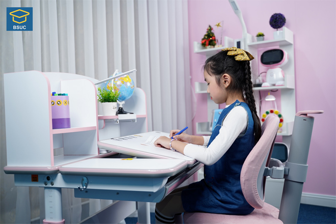 Bàn ghế là yếu tố ảnh hưởng lớn đến tư thế ngồi, sự phát triển cũng như tình trạng sức khoẻ của trẻ.