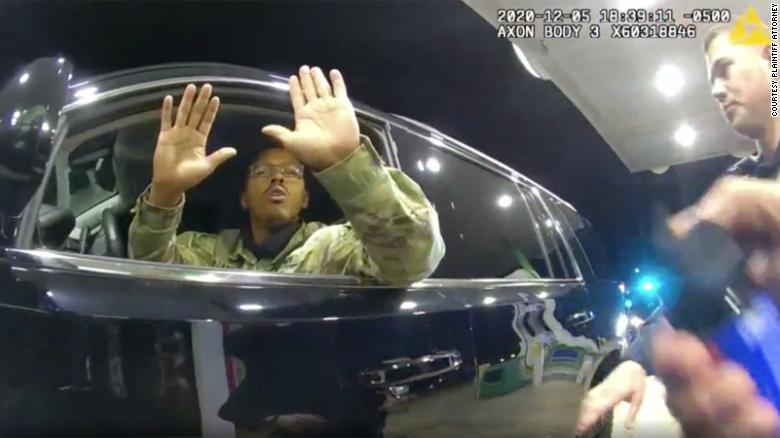 Trung úy Caron Nazario giơ hai tay khi bị cảnh sát dùng vũ lực.