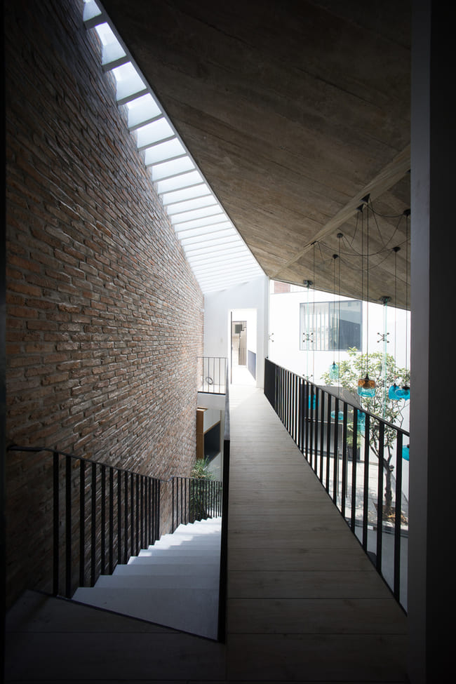 Các kỹ sư đã thiết kế các hành lang trải dài trên 3 khối nhà ở các tầng khác nhau.
