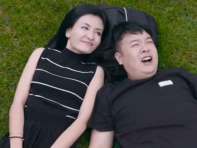 Video Clip Cười - Đang ngắm mây cùng bạn gái bất ngờ "sao quả tạ" rơi vào đầu