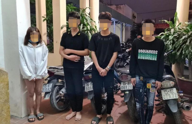 Nữ sinh cùng 3 nam sinh chạy xe lạng lách, đánh võng trên đường