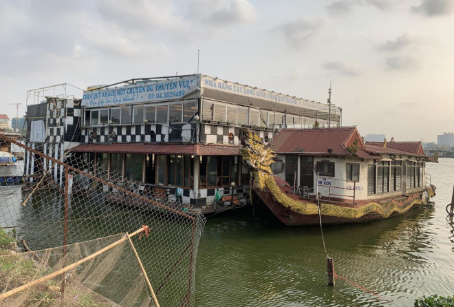 Năm 2016, UBND TP Hà Nội ra quyết định tạm dừng các hoạt động kinh hoanh đối với các du thuyền, nhà hàng nổi trên hồ Tây để đảm bảo an toàn, bảo vệ môi trường. Từ năm 2017, các du thuyền, nhà hàng nổi được tập kết tại khu vực Đầm Bảy (phường Nhật Tân - quận Tây Hồ - Hà Nội).