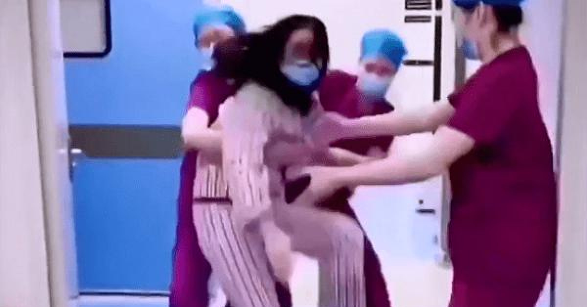 Bạn trẻ - Cuộc sống - Lý do sản phụ cầm dép lao đến đánh chồng tới tấp cho bõ tức