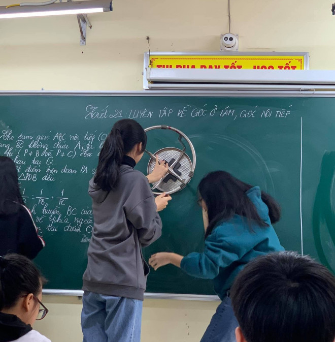 Lên bảng vẽ hình tròn nhưng không có compa, hai nữ sinh nghĩ ra cách vẽ “bá đạo“ - 2