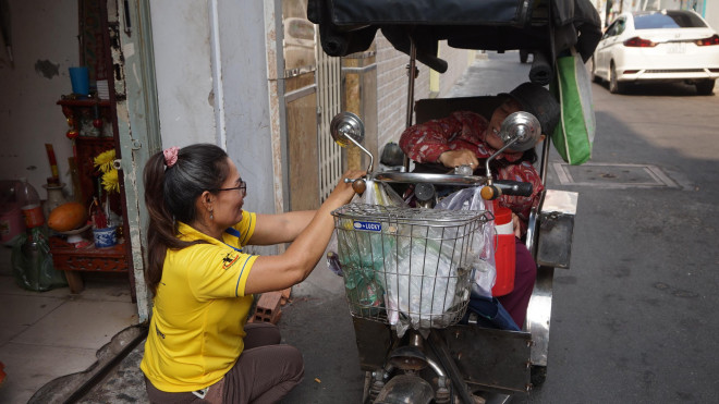 Họ mưu sinh bằng nghề bán vé số trên chiếc xe lăn.