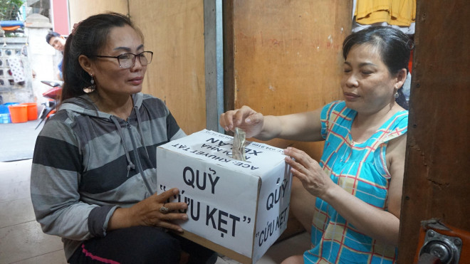 Các thành viên chung tay góp vào 'quỹ cứu kẹt' để phòng khi cần.
