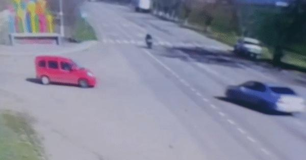 Tin tức ô tô - Ôtô sang đường hất tung người chạy môtô