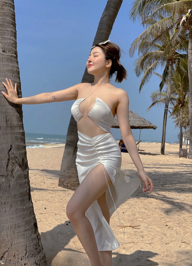 Trâm Anh khoe dáng nóng bỏng với bikini trên bãi biển khiến fan nam bối rối - 1
