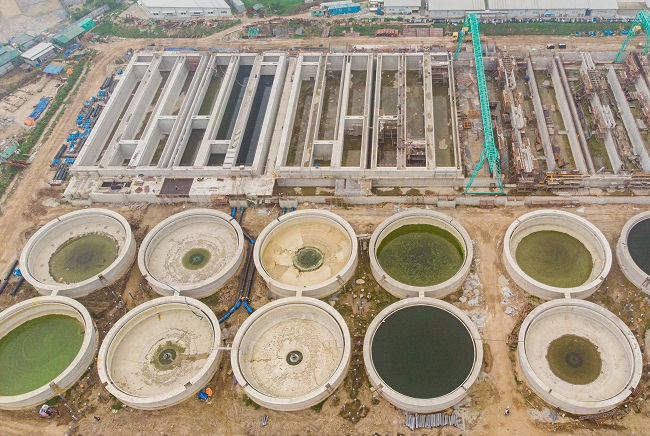 Nhà máy có diện tích 13,8 ha, nằm ở cánh đồng Yên Xá (Thanh Trì, Hà Nội), ngay cạnh trục đường đôi nối từ Nguyễn Xiển đi Xa La (quận Hà Đông). Đây được xem là một trong những dự án quy mô lớn nhất và mang tính cấp bách của Hà Nội về xử lý nước thải với tổng mức đầu tư 800 triệu USD (khoảng 16.000 tỷ đồng).
