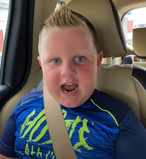 Cậu bé hiện 5 tuổi, thân hình mập mạp và khỏe mạnh. 