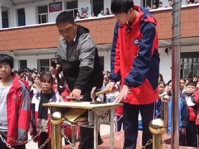 Giáo dục - du học - Trường học gây bức xúc khi bắt học sinh lấy búa đập vỡ điện thoại