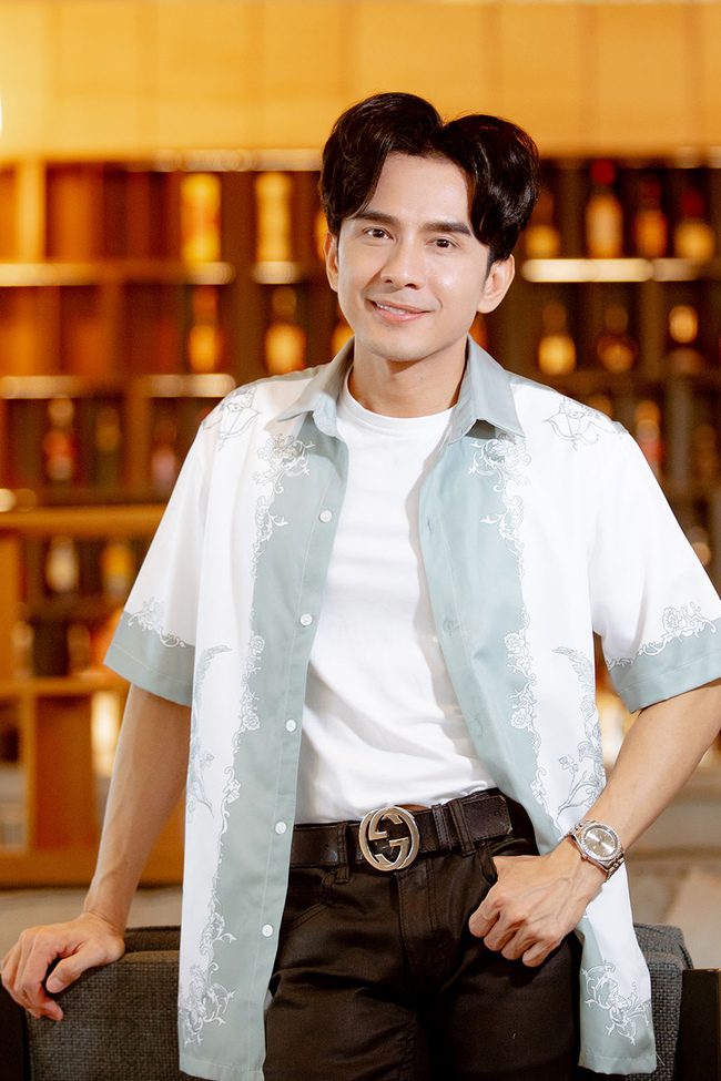 Ngoài body lực lưỡng, gương mặt trẻ trung, cực "hack tuổi" của Đan Trường cũng được dân tình dành lời khen ngợi không ngớt. Với mái tóc "sừng trâu", làn da mịn màng, ít tì vết không ai nghĩ Đan Trường đã bước vào độ tuổi trung niên U50.&nbsp;
