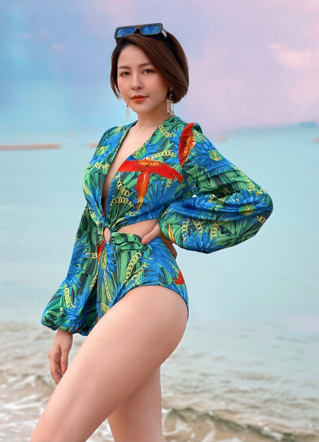Trâm Anh khoe dáng nóng bỏng với bikini trên bãi biển khiến fan nam bối rối - 9