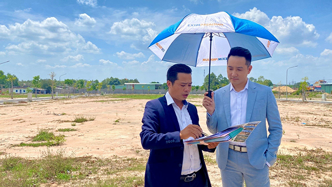 Ca sĩ Nguyễn Phi Hùng tham quan và tìm hiểu các chính sách của Star New City