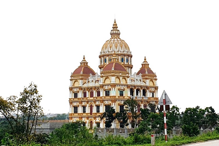 Tòa lâu đài nổi bật trên mảnh đất rộng hàng nghìn m2. Nhiều người đi đường qua khu vực này không khỏi choáng ngợp trước sự bề&nbsp;thế của công trình. (Ảnh: Hồng Lĩnh)