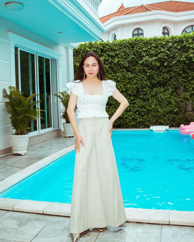 Phượng Chanel hiện là người sáng lập và là Hội đồng quản trị của 3 công ty giải trí lớn tại Việt Nam. Không khó hiểu khi bên trong biệt thự của nữ đại gia này được bố trí nhiều tiện nghi, bể bơi ngoài trời như tại một resort.

