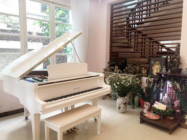 Trong nhà, chiếc đàn lớn luôn được đặt ở phòng khách để phục vụ cho các con.