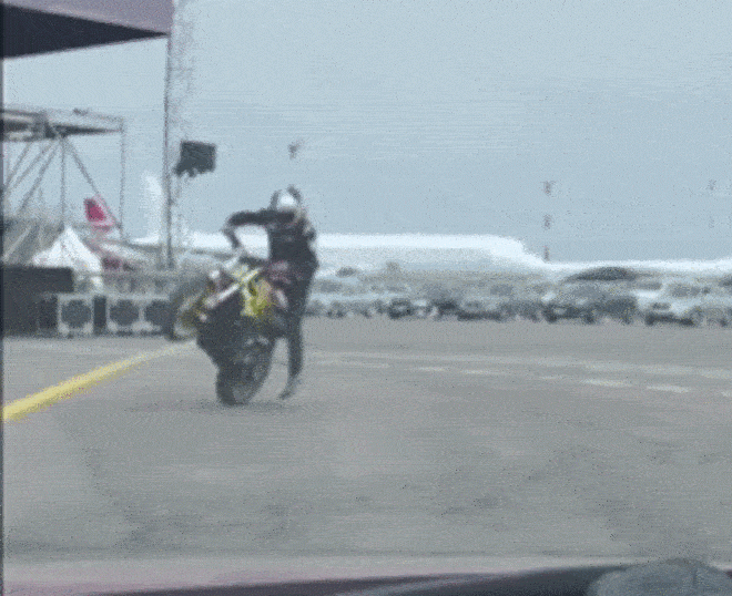 Video: Hào hứng biểu diễn quay xe môtô và cái kết bất ngờ - 1