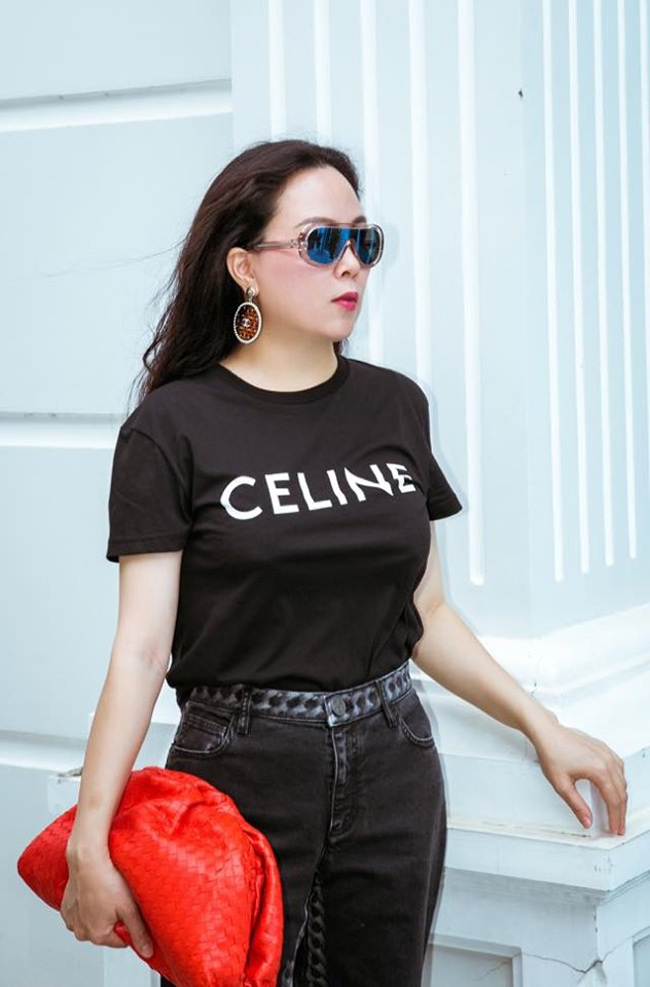 Phượng Chanel còn sắm hàng hiệu đồng phục cho cả hai cô con gái.