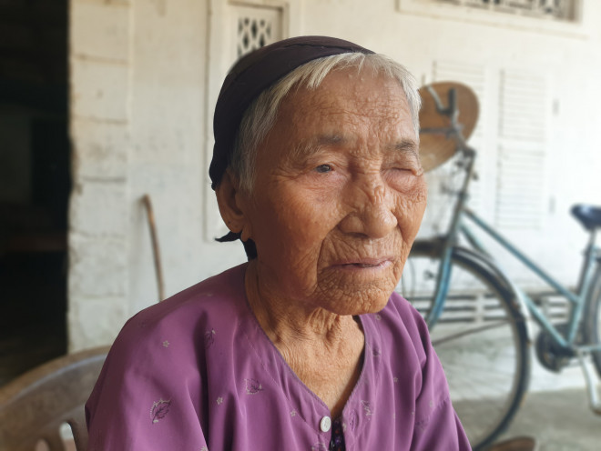 Cụ Phan Thị Em chia sẻ với phóng viên