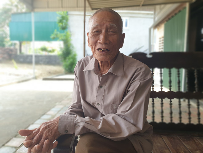 Tuổi ngoài 90 nhưng giọng nói cụ Phiên vẫn sang sảng