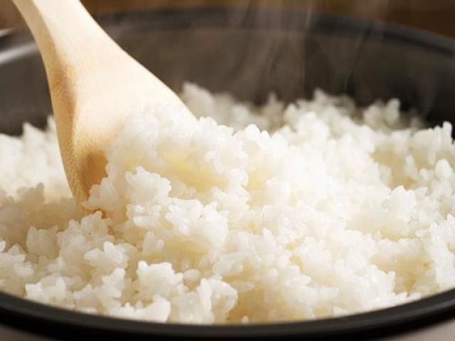 Ẩm thực - Bí quyết nấu cơm dẻo thơm, dùng để làm cơm cuộn hay cơm nắm đều ngon hết nấc
