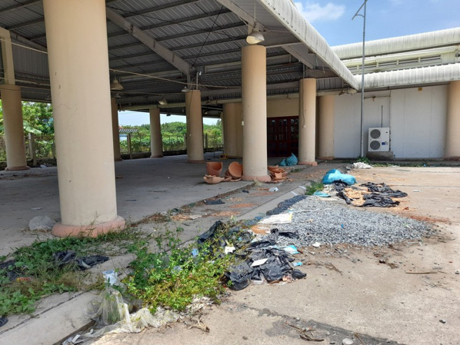 Nhếch nhác bên trong khu chợ đầu mối trái cây hoành tráng bị bỏ hoang. Ảnh: ĐH