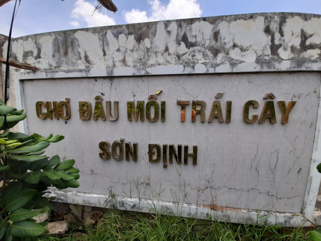 Biển chợ đầu mối trái cây Sơn Định bị bong tróc do bỏ hoang nhiều năm. Ảnh: ĐH