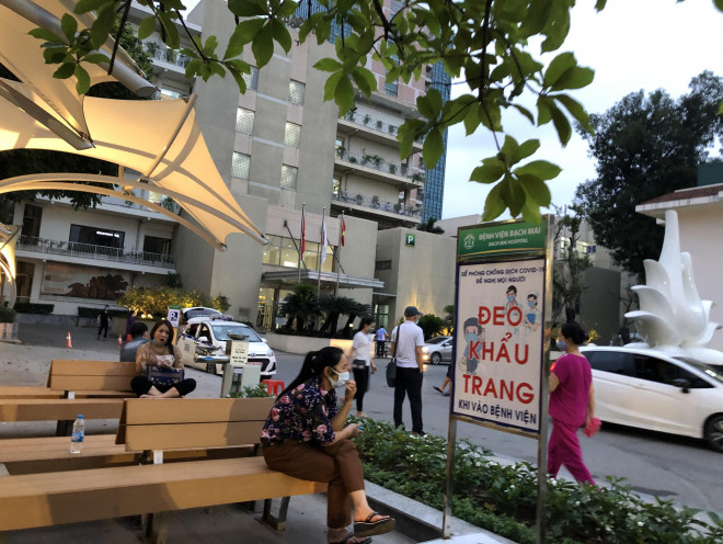 Khuôn viên Bệnh viện Bạch Mai được cải tạo với khu vực ngồi chờ cho người nhà bệnh nhân
