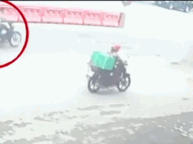 Tin tức trong ngày - Phóng tốc độ kinh hoàng, thanh niên chui thẳng vào gầm xe tải