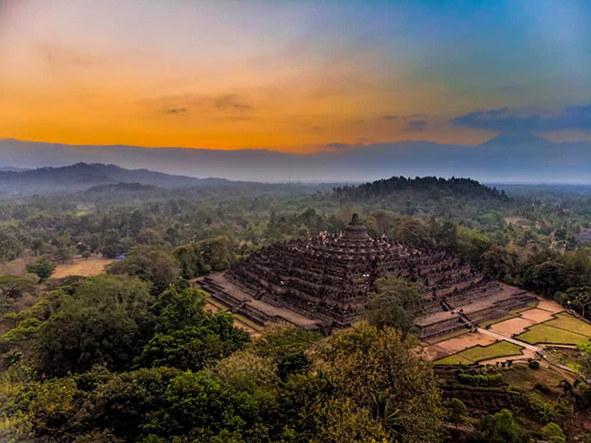 Đền Borobudur: Đền Borobudur là thánh địa Phật giáo lớn nhất thế giới, và ý nghĩa tôn giáo cũng như vẻ đẹp và sự quyến rũ của nó sẽ không làm bạn kinh ngạc. 
