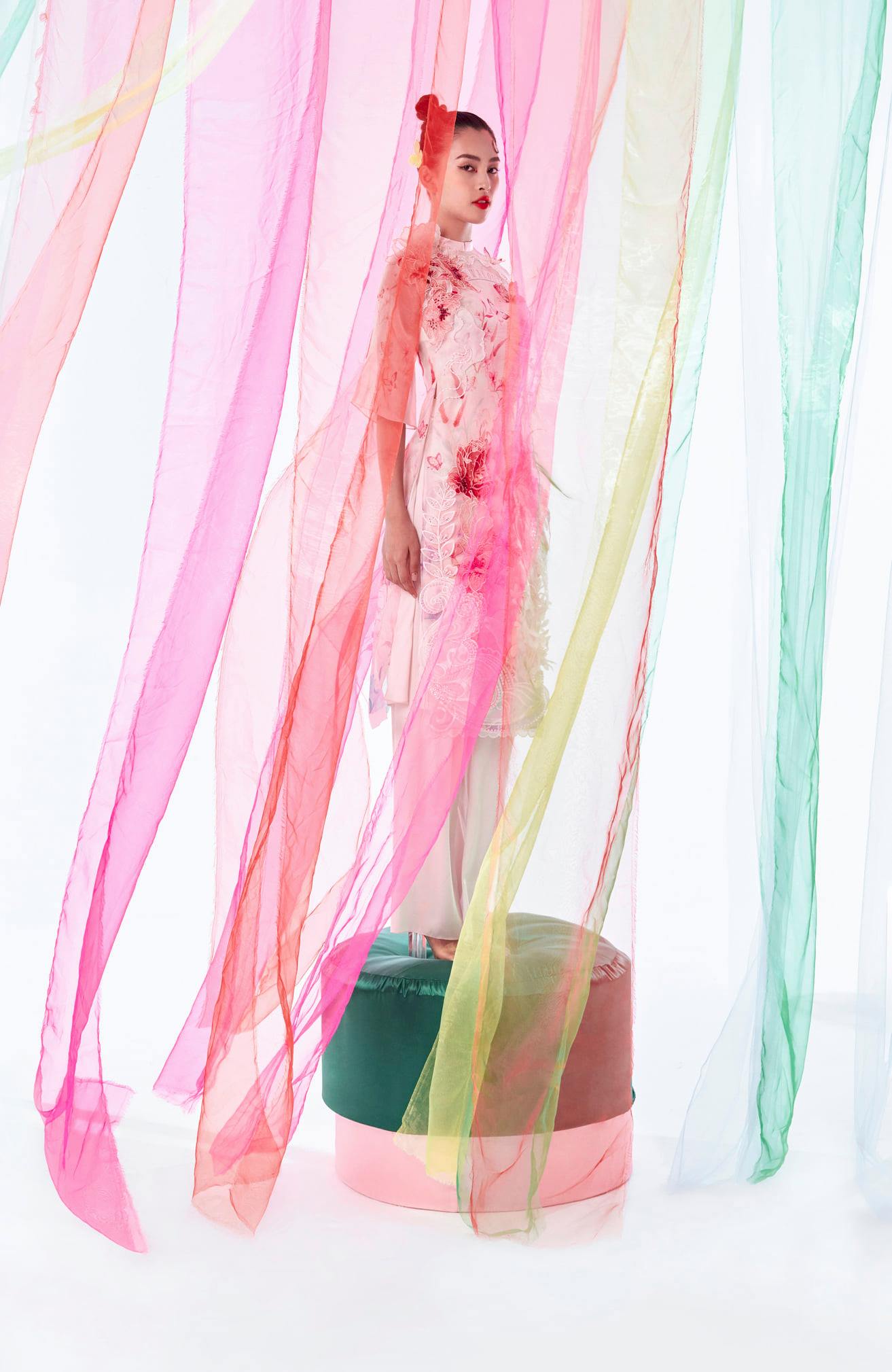 Mới đây Tiểu Vy hóa thân thành nàng thơ mùa xuân trong bộ ảnh thời trang sắc màu, được khen ngợi vì hình ảnh kín đáo nhưng vẫn thu hút và xinh đẹp.