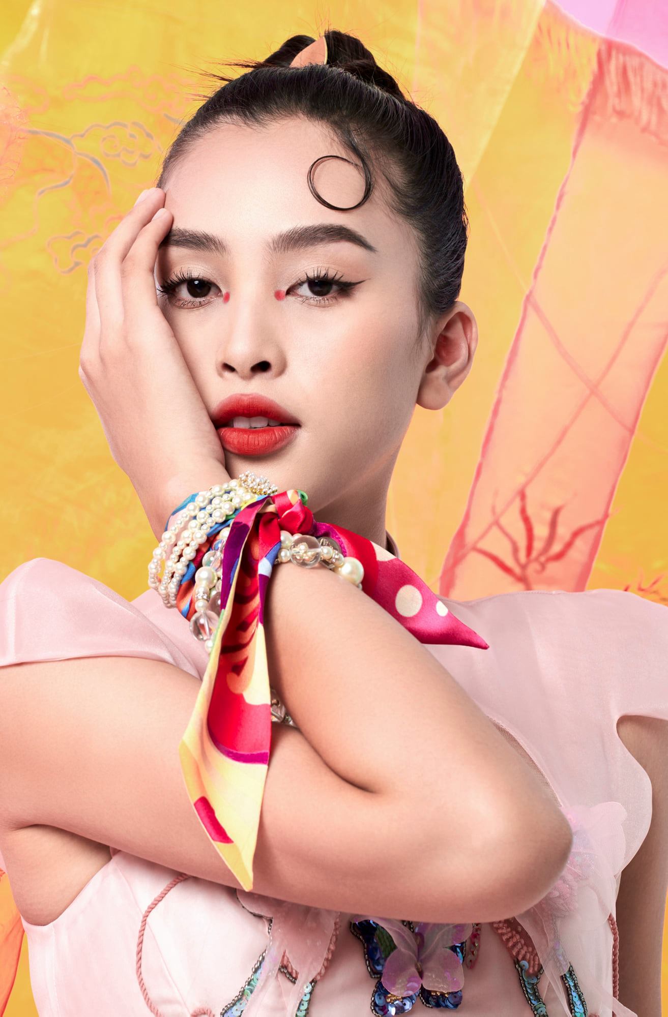 Bộ ảnh thời trang sử dụng những tone màu rất xuân như hồng tươi, xanh, khơi gợi sức sống, nét tươi trẻ tràn trề của người con gái Việt.