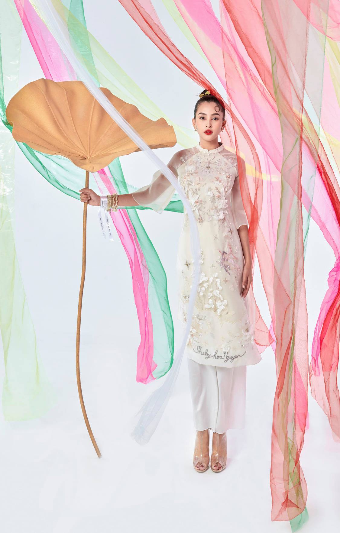 Lối phối áo dài với nhiều phụ kiện, đặc biệt là cách sử dụng ruy băng gói hộp đồ gợi nhớ tới cách thức biến tấu ruy băng thành phụ kiện của nhà mốt Chanel.