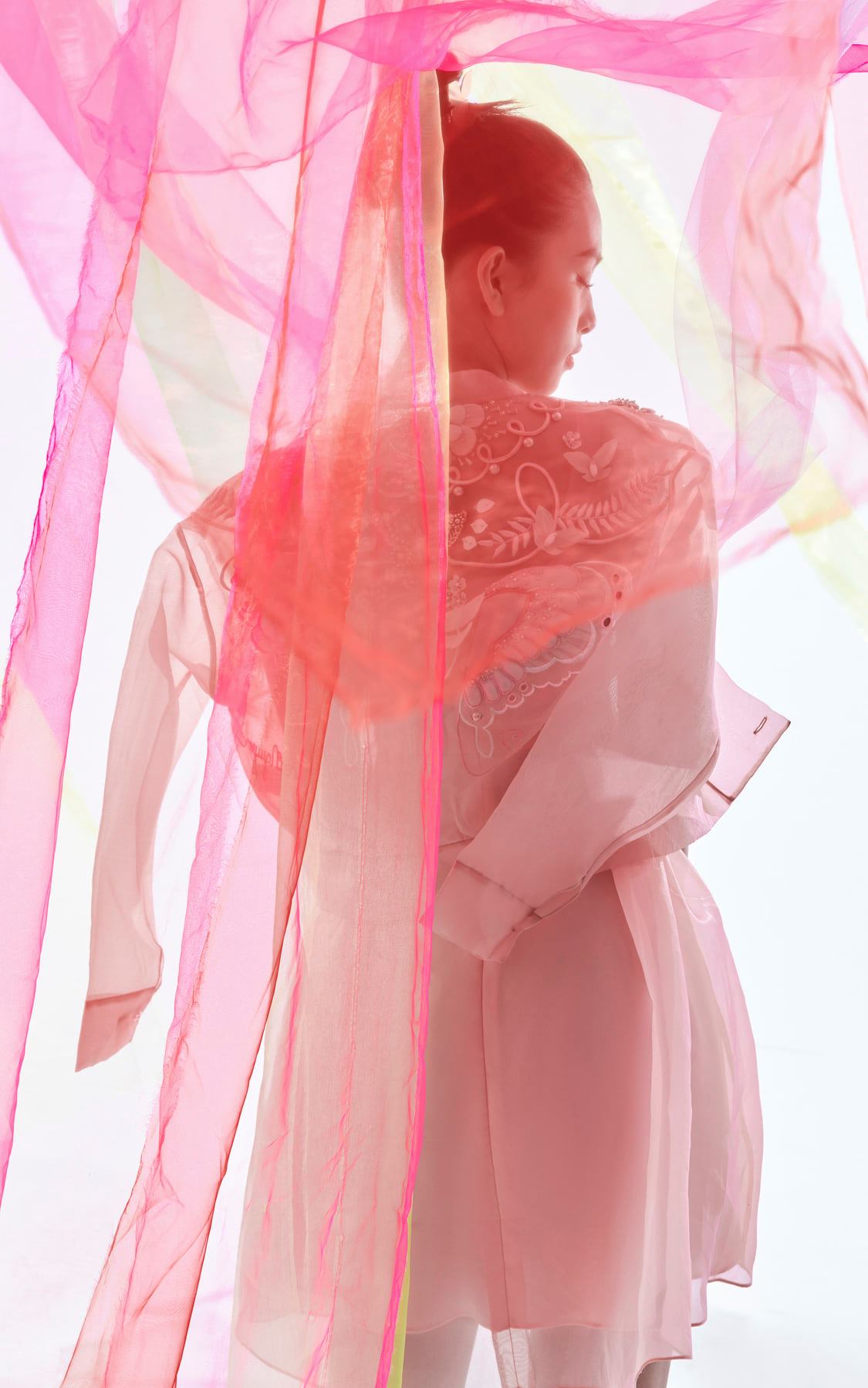 Tiểu Vy nhẹ nhàng hóa cánh bướm xuân kiêu kỳ và tươi tắn.