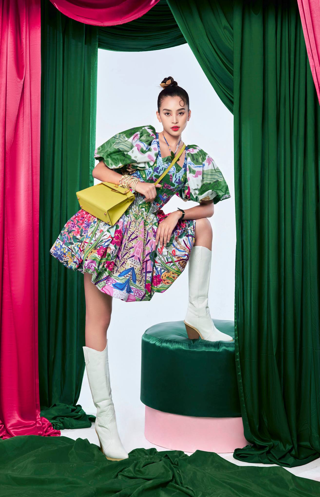 Trong bộ ảnh thời trang, Tiểu Vy còn gây ấn tượng với những bộ đầm in sắc màu rực rỡ.