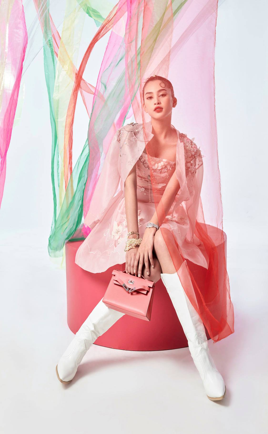 Tiểu Vy phối váy đầm lộng lẫy cùng những đôi sneaker và boot thể hiện tinh thần trẻ trung, hiện đại và thời thượng.