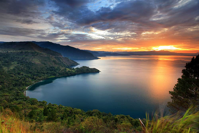 Hồ Toba: Một trong những điều khiến hồ này trở nên tuyệt vời là kích thước của nó. Nó có kích thước gần gấp đôi Singapore và là hồ lớn nhất ở Indonesia. 
