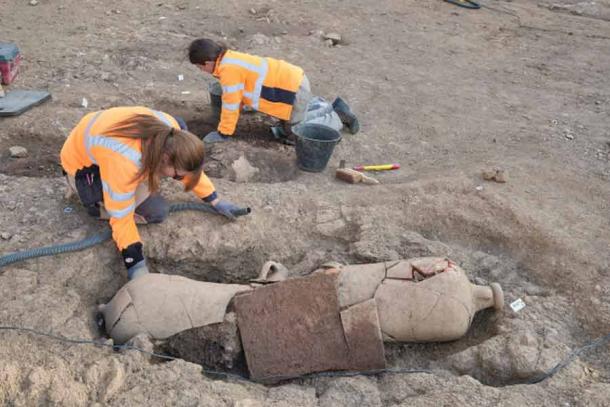Một "ngôi mộ bình gốm" được khai quật - Ảnh: INRAP