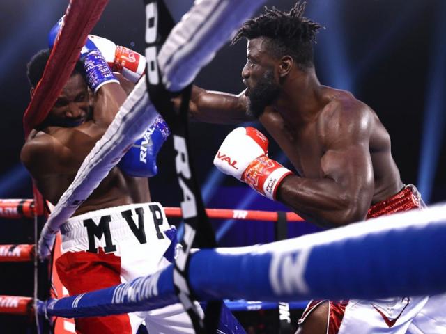 Thể thao - Võ sĩ 1m98 đấm như "chặt cây" gây nỗi sợ hãi cho cao thủ 40 tuổi