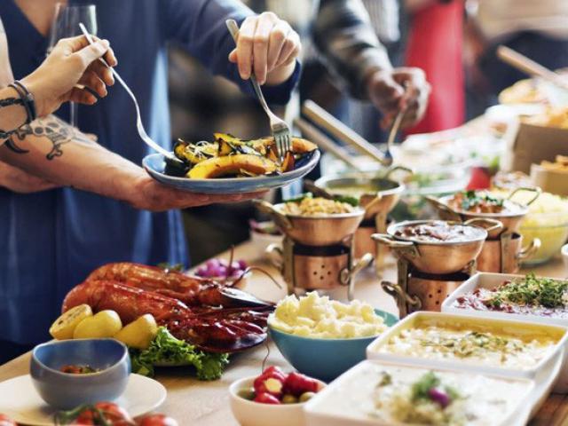 Thị trường - Tiêu dùng - Loạt sai lầm không ngờ khi đi ăn buffet, tưởng lãi nhưng thực tế "lỗ sấp mặt"