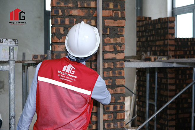 Cán bộ kỹ thuật đang kiểm tra chất lượng công trình