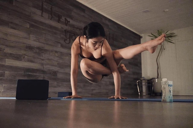 Dạy yoga nhưng &#34;quên&#34; nội y, cô giáo Hàn Quốc hút gần 10 triệu lượt view khi lên sóng - 4