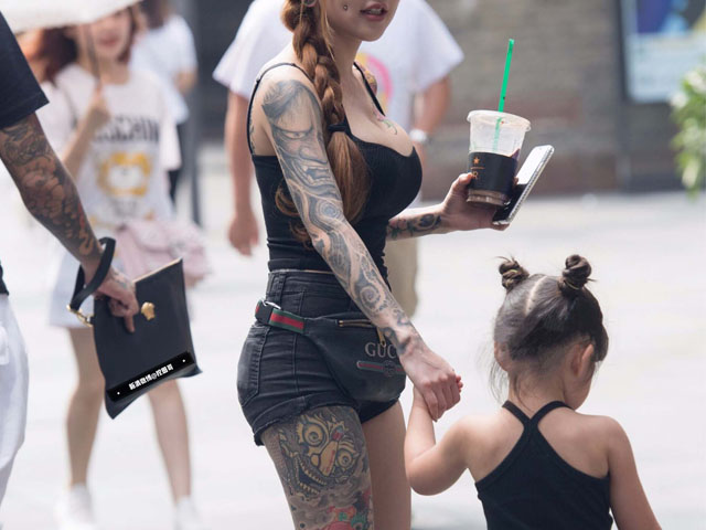 Thời trang - Mốt quần short, áo 2 dây khoe hình xăm dễ bị chê bai