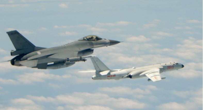 Tiêm kích F-16 của Đài Loan (trái) tiếp cận và theo dõi một máy bay ném bom H-6 của Trung Quốc (phải) bay vào vùng nhận diện phòng không phía nam hòn đảo này hồi tháng 11-2020. Ảnh: TDM