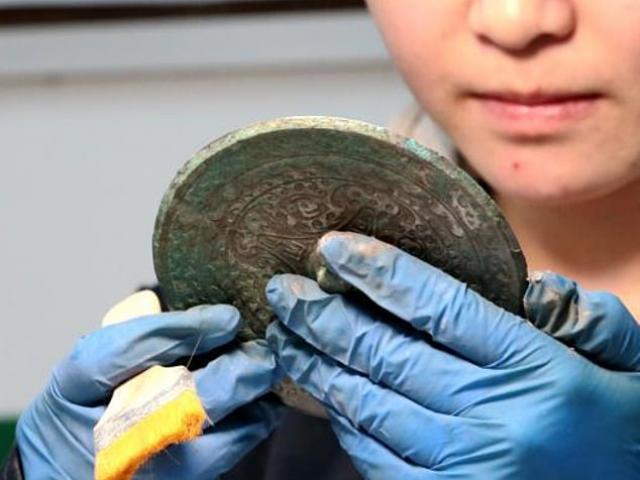 Thế giới - TQ: Tìm thấy 80 chiếc gương cổ vẫn phản chiếu sau 2.000 năm trong lăng mộ quý tộc nhà Hán